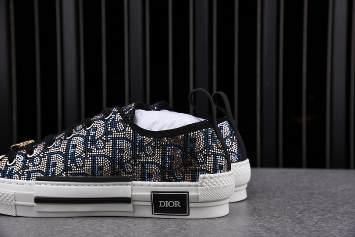 DR B23 OBLIQUE LOW TOP SNEAKER