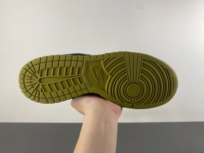 Svp*me x nike sb dunk low “camper green” hq8487-300